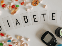 Identificar estos hábitos y corregirlos puede ayudar a mantener niveles estables de glucosa y prevenir complicaciones a largo plazo. CANVA