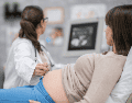 A finales de 2025 se registró la primera sanción por incitación al aborto, aplicada a un hombre que se oponía a ser padre de gemelos por motivos económicos, según sus propias declaraciones. CANVA
