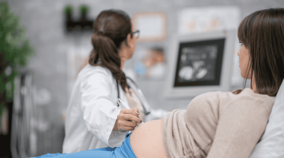 A finales de 2025 se registró la primera sanción por incitación al aborto, aplicada a un hombre que se oponía a ser padre de gemelos por motivos económicos, según sus propias declaraciones. CANVA