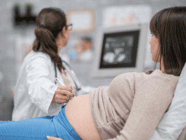 A finales de 2025 se registró la primera sanción por incitación al aborto, aplicada a un hombre que se oponía a ser padre de gemelos por motivos económicos, según sus propias declaraciones. CANVA