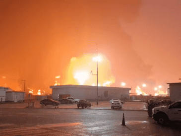 El vehículo en el que viajaban las personas que perdieron la vida, al aproximarse a la barda perimetral de la Refinería Olmeca, estalla por la acumulación de gas. ESPECIAL