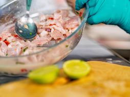 Para elaborar una leche de tigre auténtica, el proceso combina ingredientes frescos que generan una explosión de sabor. ESPECIAL / CANVA