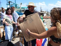 Integrantes de la flotilla Nuestra América cargan víveres y productos de primera necesidad en Progreso, México, para enviarlos a Cuba en el deterioro económico en la isla y del embargo impuesto por Estados Unidos. EFE/L. Hernández