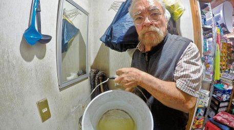 En las últimas semanas, ciudadanos han externado que el agua que reciben en su suministro no es apta para el uso doméstico, debido al mal olor y turbiedad. Autoridades de la Secretaría de Salud Jalisco descartan, de momento, emitir una alerta sanitaria. EL INFORMADOR/Archivo