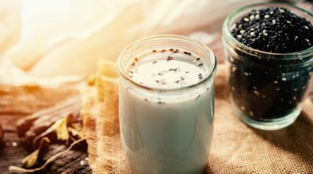 La leche de ajonjolí es una alternativa vegetal rica en calcio y antioxidantes. ESPECIAL / CANVA