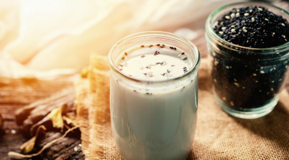 La leche de ajonjolí es una alternativa vegetal rica en calcio y antioxidantes. ESPECIAL / CANVA