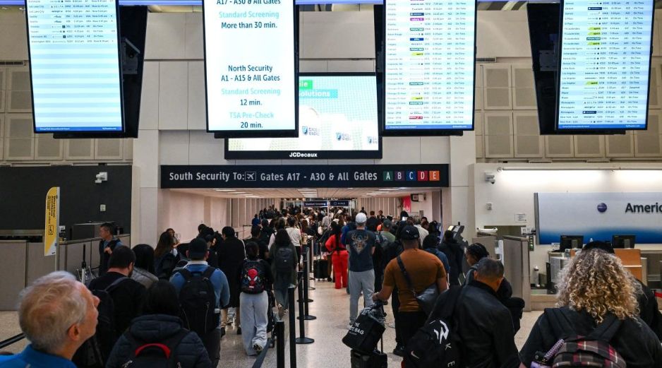 La suspensión de los fondos por un bloqueo presupuestal parcial en el Congreso ha provocado filas más largas de lo habitual en los controles de seguridad de los aeropuertos, donde los empleados de seguridad trabajan sin recibir salario desde febrero. AFP / R. Schemidt