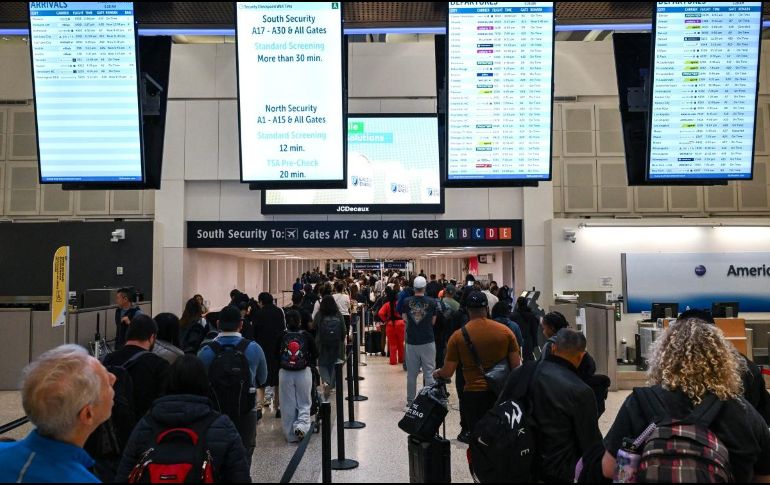 La suspensión de los fondos por un bloqueo presupuestal parcial en el Congreso ha provocado filas más largas de lo habitual en los controles de seguridad de los aeropuertos, donde los empleados de seguridad trabajan sin recibir salario desde febrero. AFP / R. Schemidt