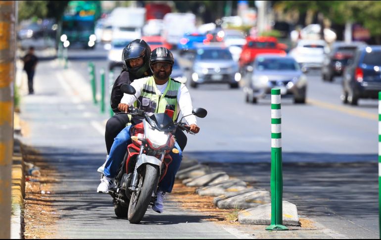 Dos personas se desplazan en motocicleta sobre una ciclovía, ocupando un espacio destinado exclusivamente a ciclistas y usuarios de movilidad no motorizada. EL INFORMADOR/J. Acosta