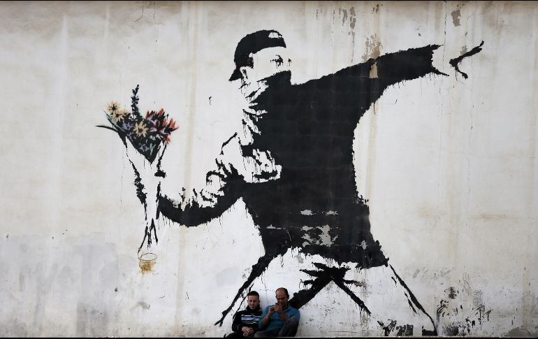 Pintura de Banksy en Belén, Cisjordania. AFP