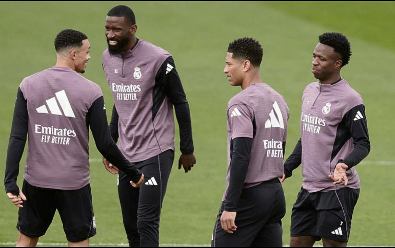 Los jugadores merengues en el entrenamiento previo el duelo ante los colchoneros. EFE