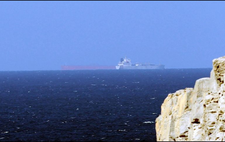 Imagen de archivo de petroleros cruzando el Estrecho de Ormuz. EFE/A. Haider