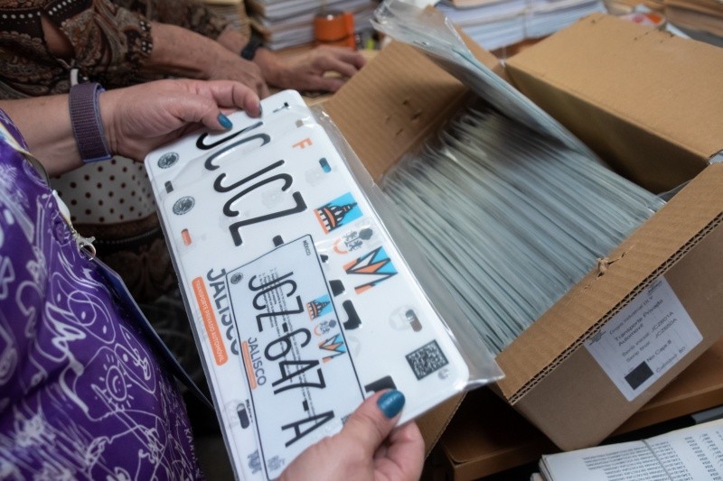 &nbsp;Todos los vehículos que circulan en el estado deben portar los diseños de placas más recientes: “Collage” (2019) y “Cabañas” (2025). ESPECIAL/Gobierno de Jalisco