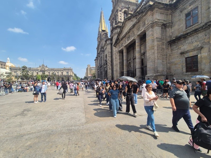 Una larga fila en el Centro Histórico formada por asistenes al Día Municipal del Tejuino. EL INFORMADOR / O. González&nbsp;