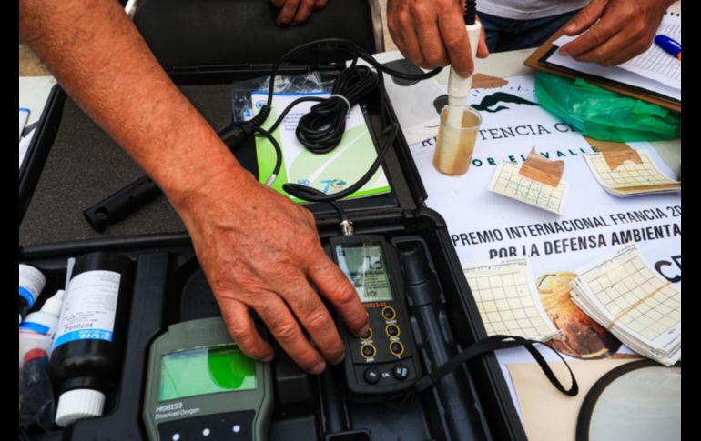 Ciudadanos se manifestaron en el Centro de Guadalajara para exigir una emergencia sanitaria por la mala calidad del agua en la ZMG. EL INFORMADOR / J. Acosta