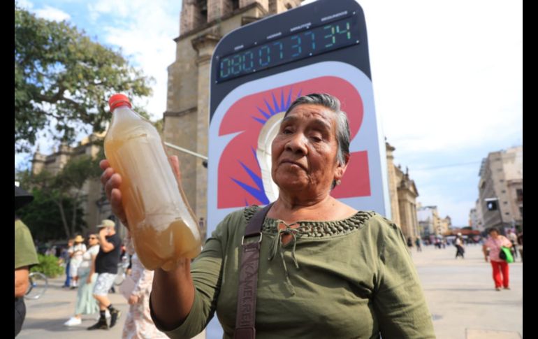 Ciudadanos se manifestaron en el Centro de Guadalajara para exigir una emergencia sanitaria por la mala calidad del agua en la ZMG. EL INFORMADOR / J. Acosta