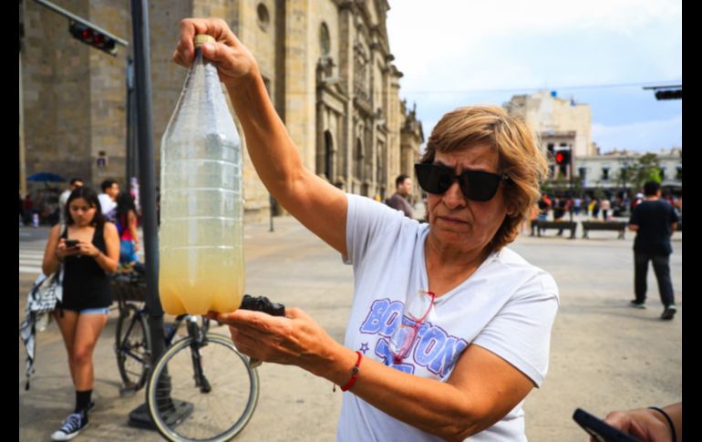 Ciudadanos se manifestaron en el Centro de Guadalajara para exigir una emergencia sanitaria por la mala calidad del agua en la ZMG. EL INFORMADOR / J. Acosta