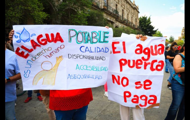 Ciudadanos se manifestaron en el Centro de Guadalajara para exigir una emergencia sanitaria por la mala calidad del agua en la ZMG. EL INFORMADOR / J. Acosta
