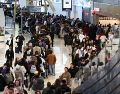 La falta de acuerdo entre republicanos y demócratas sobre el financiamiento del Departamento de Seguridad Nacional (DHS) ha derivado en un caos en distintos aeropuertos del país, donde los pasajeros hacen filas kilométricas. AFP