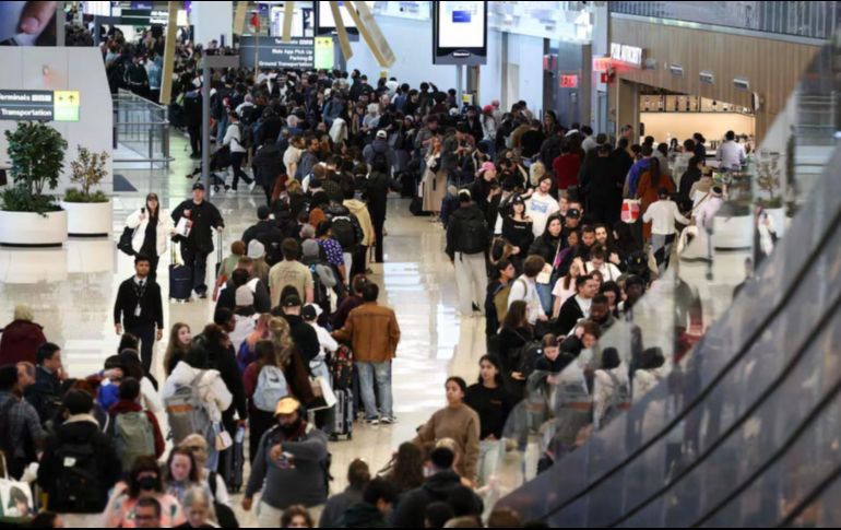 La falta de acuerdo entre republicanos y demócratas sobre el financiamiento del Departamento de Seguridad Nacional (DHS) ha derivado en un caos en distintos aeropuertos del país, donde los pasajeros hacen filas kilométricas. AFP