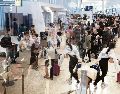 Pasajeros esperan en filas de seguridad en aeropuerto de Estados Unidos, en medio de ajustes operativos por falta de personal en la TSA. AFP