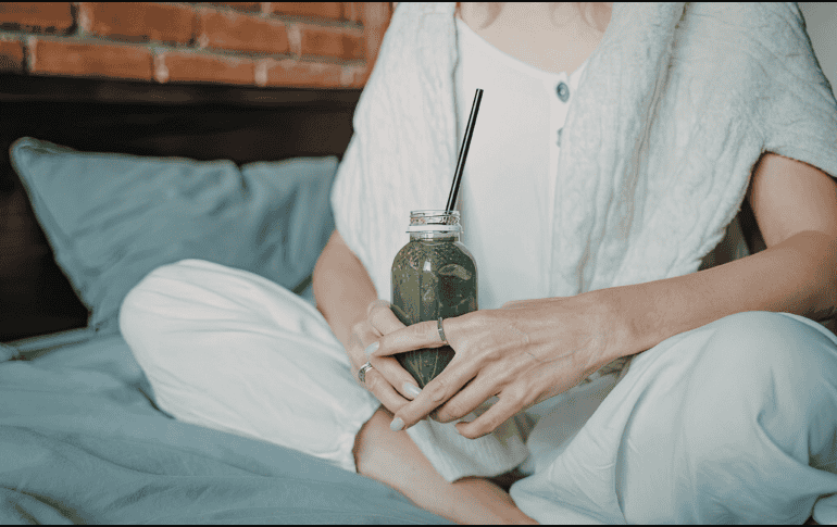 El consumo de jugo verde también puede apoyar la digestión. CANVA