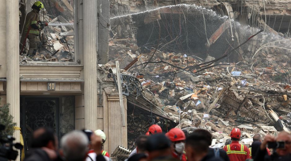 Un grupo de rescatistas trabaja entre los escombros de un edificio que fue atacado por Estados Unidos e Israel en Irán. EFE/A. Taherkenareh