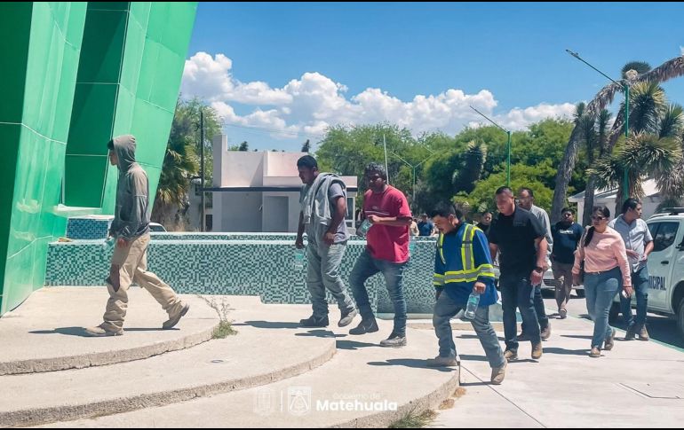 Tras un operativo con más de 620 elementos, tres aeronaves y el gabinete de seguridad en Matehuala, fueron localizados con vida siete jóvenes electricistas. ESPECIAL / Gobierno Matehuala