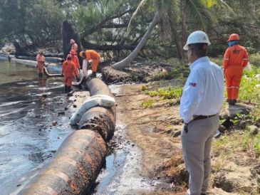 Actualmente se mantienen tres frentes de trabajo con más de 450 especialistas dedicados a la contención y recuperación del producto. ESPECIAL / PEMEX