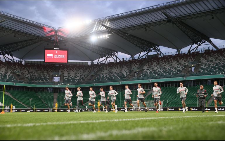 Jugadores de Polonia se preparan para su juego contra Albania, parte del Repechaje B de la UEFA. EFE/L. Szymanski