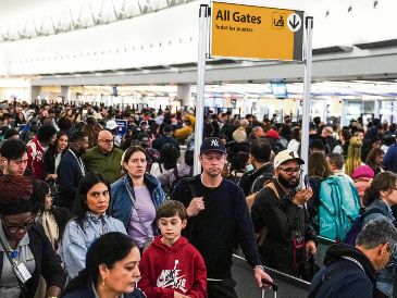 Filas de varias horas, vuelos cancelados y miles de pasajeros afectados marcaron el colapso en aeropuertos de Estados Unidos, provocado por el cierre parcial del Gobierno y la falta de personal en los filtros de seguridad. AP