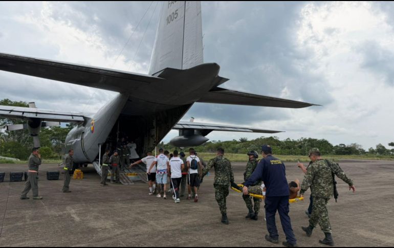 Fotografía tomada de la cuenta oficial del comandante de las Fuerzas Militares de Colombia (FF.MM.) @COMANDANTE_FFMM en la red social X que muestra a integrantes de las FF.MM. trasladando heridos de un accidente aéreo en Puerto Leguizamo (Colombia). EFE/ @COMANDANTE_FFMM