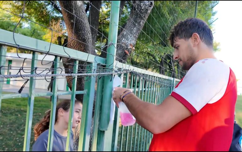 El acercamiento con los estudiantes regios ocurre en el marco de su estancia en México, donde Irak se prepara para disputar el partido que definirá su clasificación a la Copa del Mundo 2026. X / @IraqNT_EN