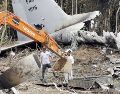 Equipos de rescate recorren el avión Hércules C-130 de la Fuerza Aeroespacial Colombiana accidentado en Puerto Leguízamo. EFE/Putumayo Al Revés