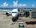 Mientras las aerolíneas europeas mitigan el golpe mediante coberturas de combustible, las compañías en Estados Unidos y América Latina enfrentan el encarecimiento directo. CANVA