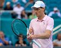 Jannik Sinner se metió a los mejores ocho de un Masters por vigésima vez tras dejar en el camino a un agresivo Alex Michelsen con parciales de 6-5 y 7-6(4). EFE/ A. Boal.