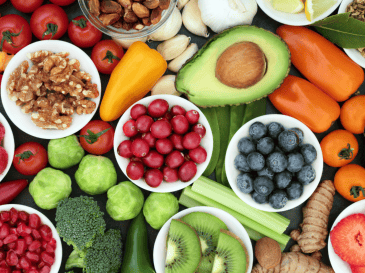 Leer etiquetas, revisar ingredientes y optar por alimentos frescos y poco procesados puede marcar una diferencia importante en la calidad de la dieta.  CANVA