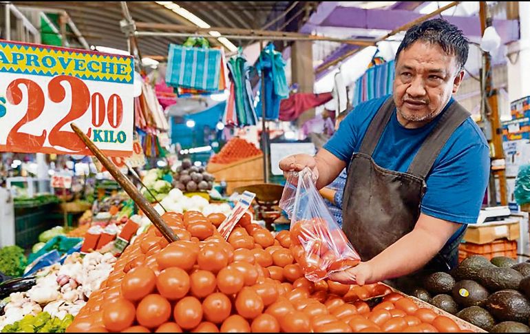 Un vendedor acomoda verduras en su puesto mientras enfrenta el alza en precios, que impacta la venta diaria y el gasto de los clientes. EL UNIVERSAL