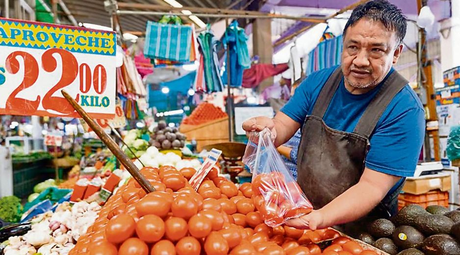 Un vendedor acomoda verduras en su puesto mientras enfrenta el alza en precios, que impacta la venta diaria y el gasto de los clientes. EL UNIVERSAL