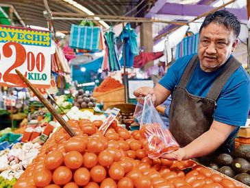 Un vendedor acomoda verduras en su puesto mientras enfrenta el alza en precios, que impacta la venta diaria y el gasto de los clientes. EL UNIVERSAL