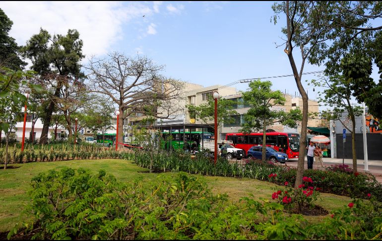 Entre los trabajos más relevantes destacan la renovación de bancas, luminarias, suelos, áreas recreativas y los mosaicos de la estación del Tren Ligero, además de mejoras en las vialidades cercanas. EL INFORMADOR/ A. Navarro