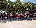 Jugadores, jugadoras y cuerpos técnicos se sumaron a los trabajos de pintura e intervención física del espacio, conviviendo con familias y niños de la zona aledaña al Estadio Jalisco. CORTESÍA.