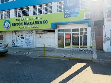 A la entrada de la preparatoria Antón Makárenko, de Lázaro Cárdenas, Michoacán, fueron colocadas veladoras y ofrendas en memoria de las maestras que murieron el martes a manos de un estudiante de 15 años. ESPECIAL