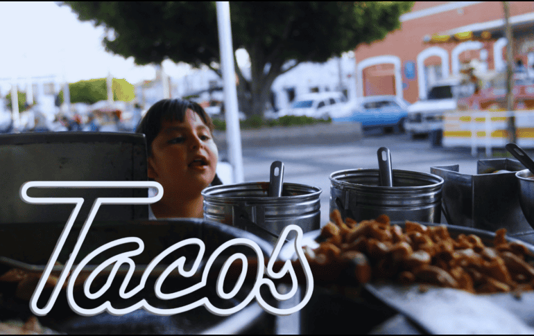 Los tacos de tripa son de la oferta que más costo tiene para los comensales en los puestos callejeros. EL INFORMADOR / ARCHIVO