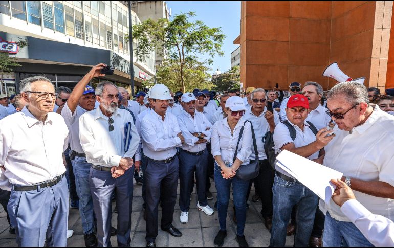 Los pensionados de la CFE siguieron su protesta hacia Palacio de Gobierno, en el Centro de Guadalajara, con el fin de entregar peticiones para apoyar y evitar la reforma. EL INFORMADOR/A. Navarro