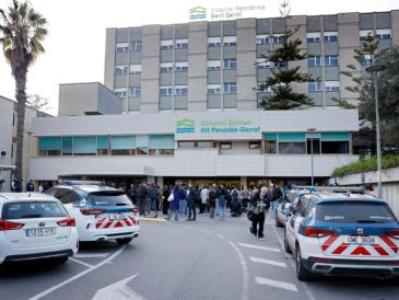 Numerosos periodistas y curiosos esperan a las puertas del Hospital Residencia Sant Camil, en Sant Pere de Ribes (Barcelona), el desenlace de la eutanasia de Noelia Castillo, la joven de Barcelona de 25 años. EFE/Andreu Dalmau