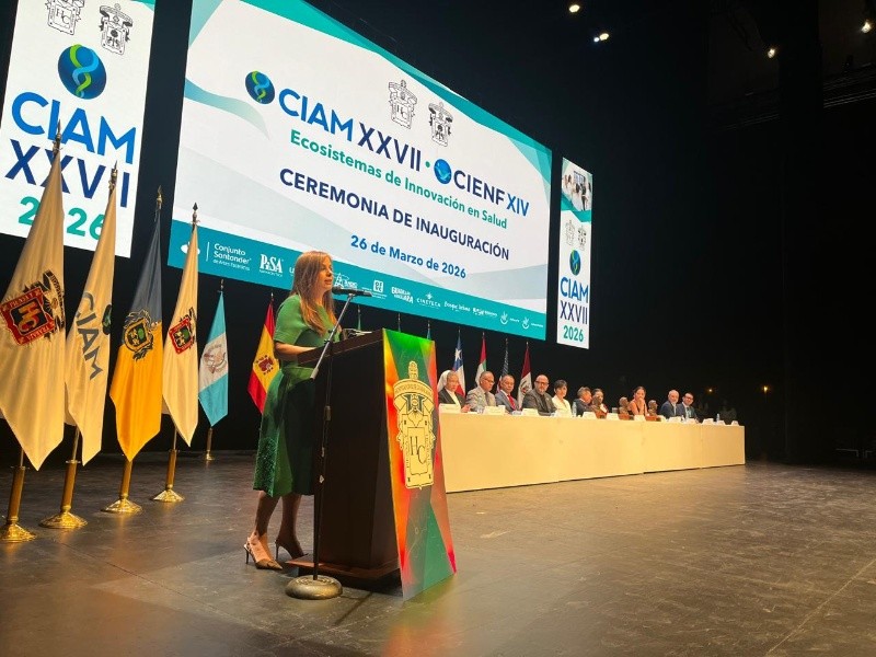 Entrega de los premios Fray Antonio Alcalde por Humanitarismo y Servicio a Karla Planter.