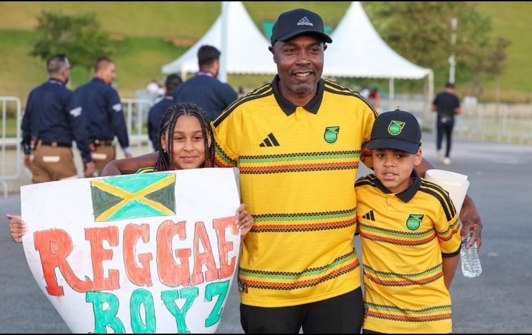 Rick y su familia recorrieron miles de kilómetros para alentar a Jamaica en Guadalajara, confiados en su camino hacia el Mundial. EL INFORMADOR/ A. NAVARRO.