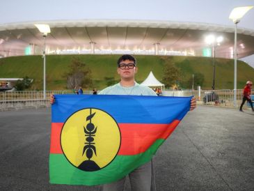 Dante decidió conseguir su bandera, convirtiéndose en uno de los pocos aficionados mexicanos que respaldan al equipo más humilde del repechaje. EL INFORMADOR/ A. NAVARRO.