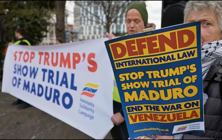 Diversas personas protestaron y mostraron su apoyo hacia Nicolás Maduro en las afueras del juzgado en el que tuvo su audiencia. EFE